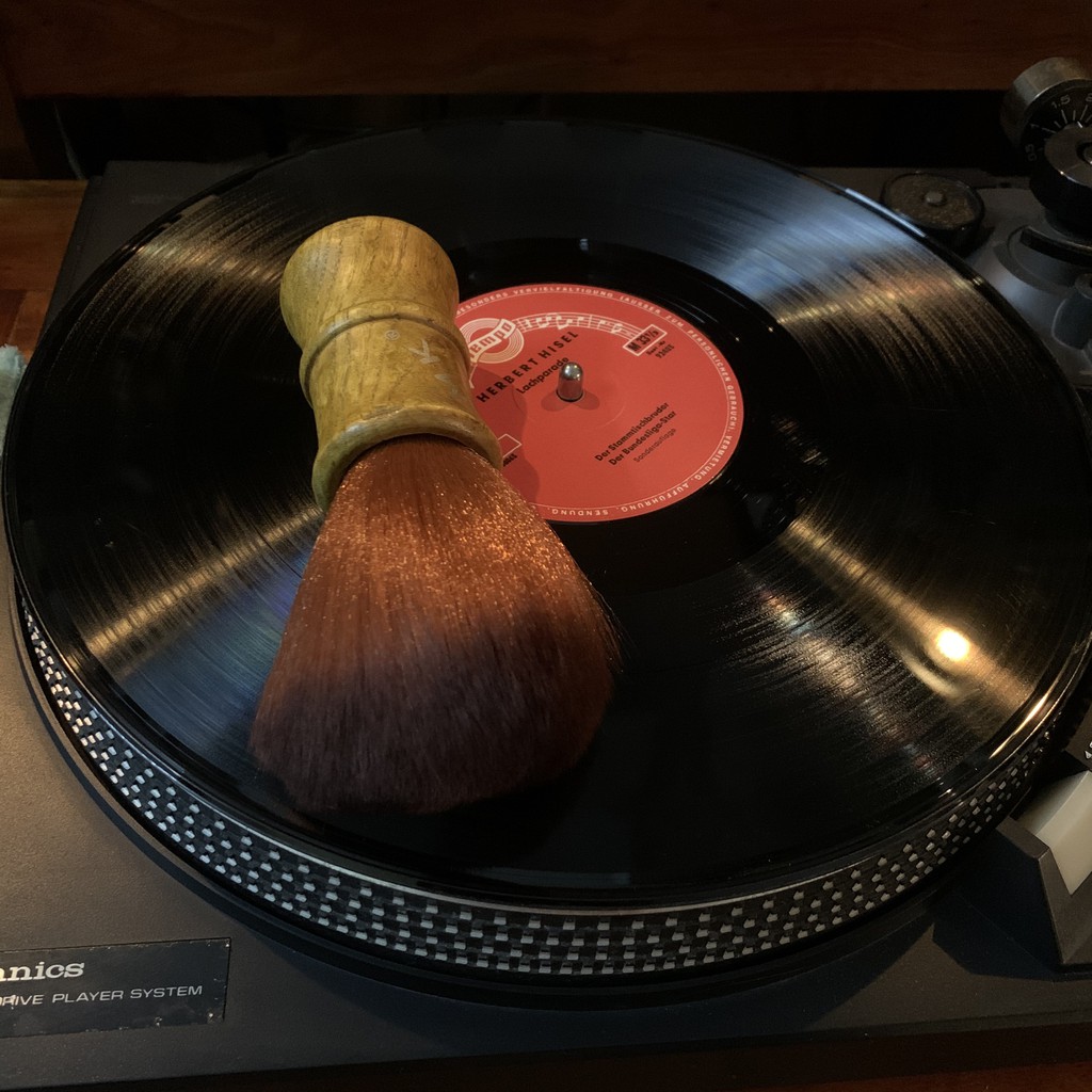 Cọ vệ sinh đĩa than LP đĩa Vinyl Có tính KHỬ TỪ cao , sợi lông mềm mịn quét sạch bụi trong bề mặt đĩa không gây hại LP