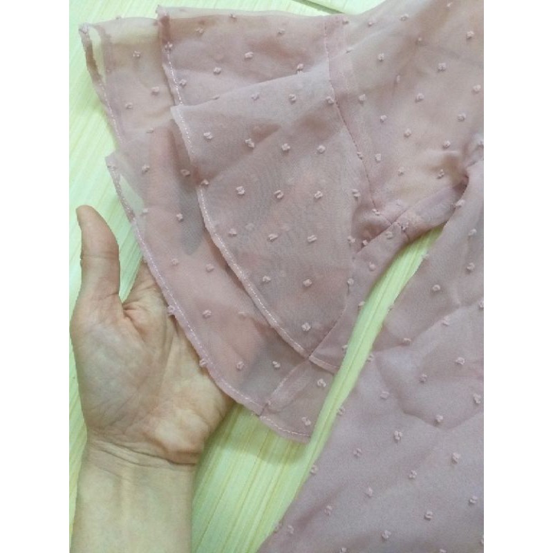 Áo Bershka tay bèo voan hạt nổi màu hồng ruốc thanh lý