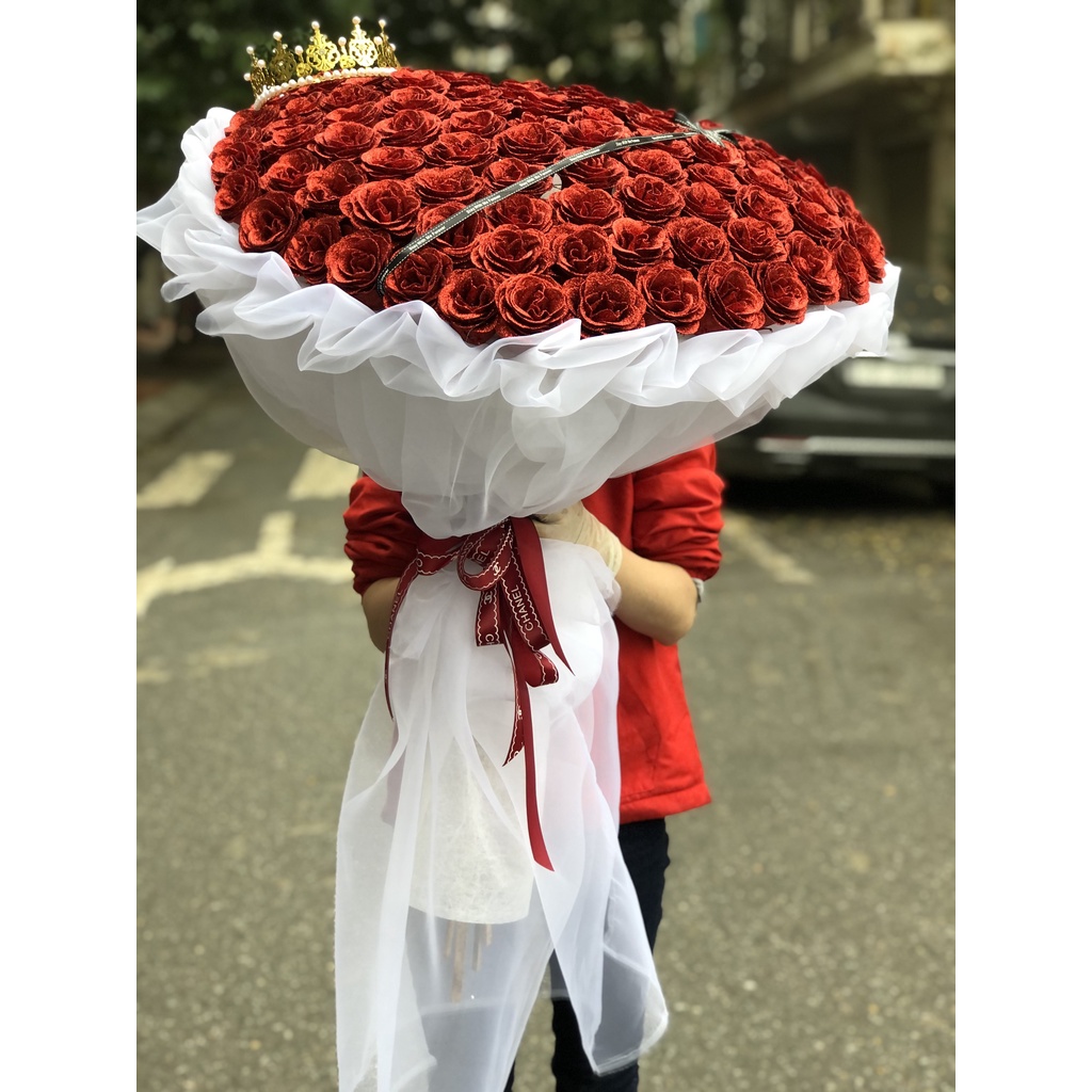 (Giao hỏa tốc ) bó hoa nhũ trái tim 99 bông cao cấp kèm vương miệng sang chảnh , dành tặng 8-3