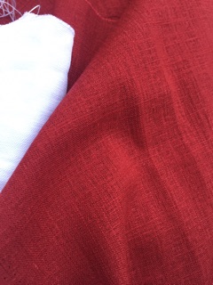 Vải linen tưng gân màu đỏ đô.