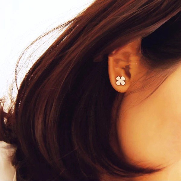 Bông tai thép titan mạ vàng hồng 18k hình cỏ bốn lá may mắn phong cách Nhật Bản Hàn Quốc/ kim không gây dị ứng/rỉ sét