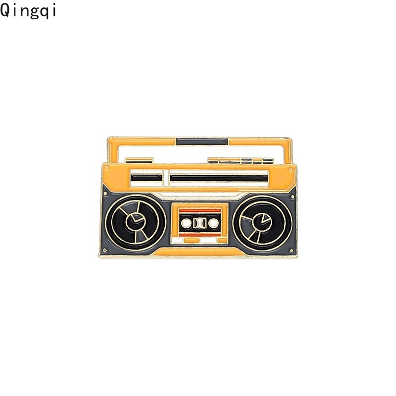 Ghim cài áo Miss Zoe hình băng cát sét phong cách Retro