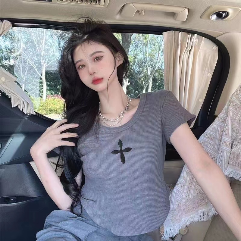 Áo thun COZOKC tay ngắn cổ chữ U phối họa tiết thời trang