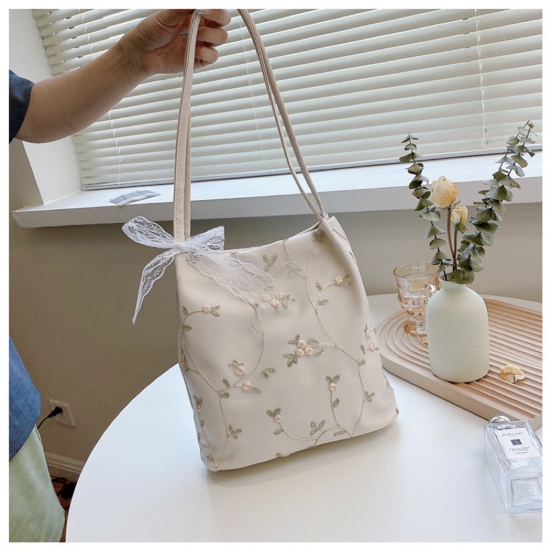 Túi tote da phối ren hoa đeo vai màu trắng be kiểu dáng Hàn Quốc