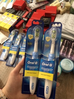 Bàn chải chạy pin Oral B