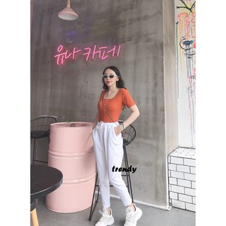 Ao thun croptop cổ vuông nút