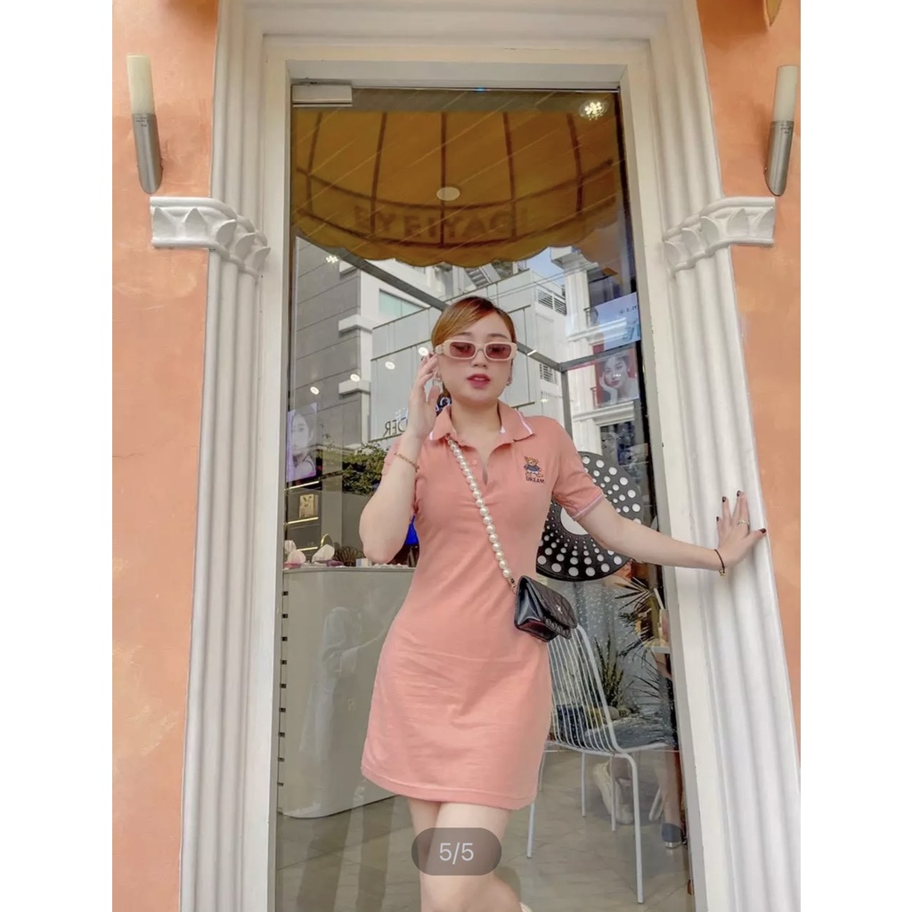 Đầm polo thêu gấu tay ngắn xẻ đùi