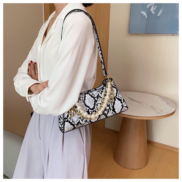 Túi đeo đéo vân rắn tặng kèm chuỗi ngọc T764