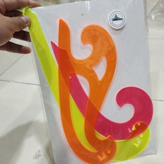 Một bộ thước vẽ nách và cổ, đường cong