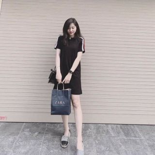 VÁY POLO ĐEN SỌC ĐỎ