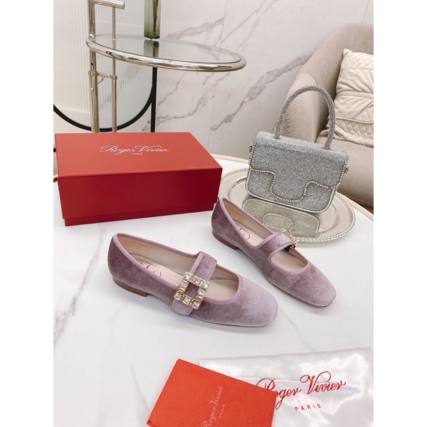 Giày búp bê mũi vuông có quai gắn mặt vuông đính đá lấp lánh thương hiệu Roger Vivier da thật cao cấp phối vải mẫu 2021