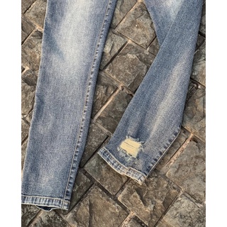 Quần jeans xanh.