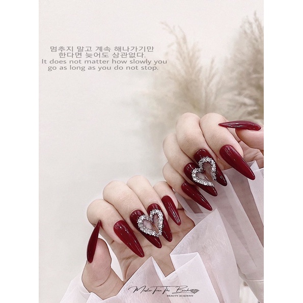móng tay giả - Sơn đỏ kết hợp đính đá hình trái tim siêu đẹp