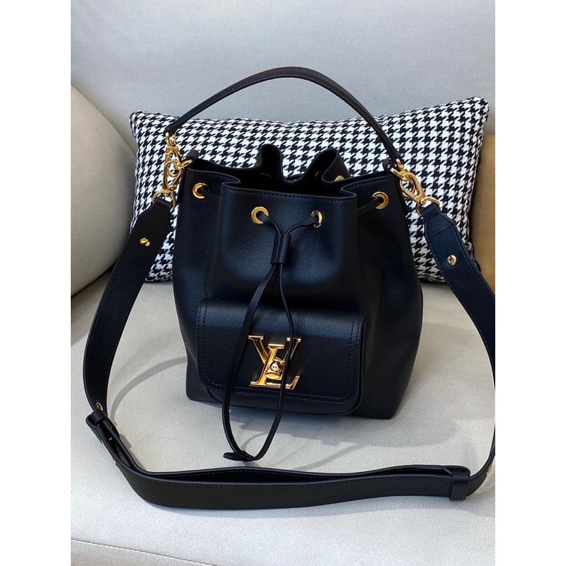 túi xách tay khoá dây rút có dây đeo chéo da mềm sang chảnh louis vuitton LV
