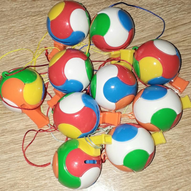 Một chiếc kèn_ tu hít hình quả bóng bằng nhựa nhiều màu sắc