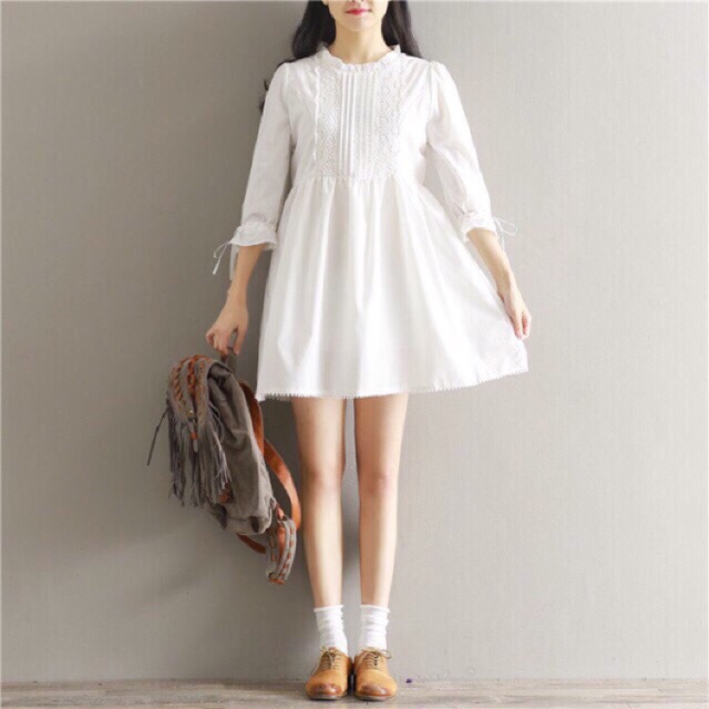 Đầm trắng dự tiệc ren thêu