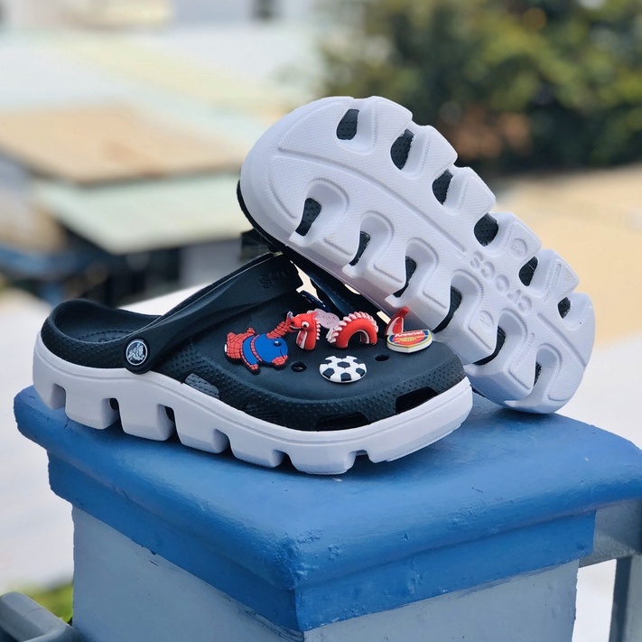 Dép cross Cá Sấu Duet Đen Đế trắng [Freeship +12 jitbitz]