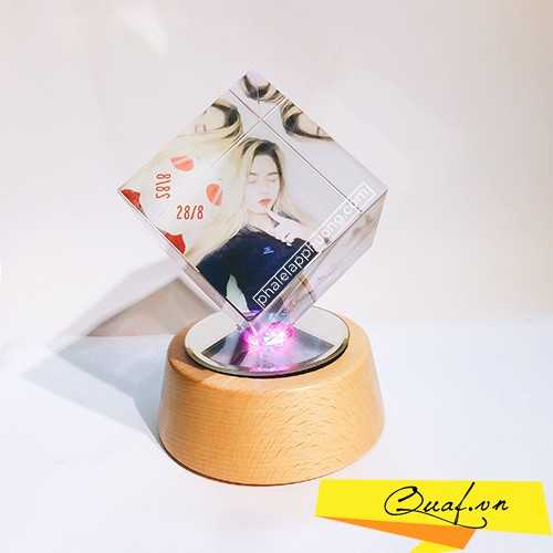 [ELAGO MP3] Pha lê lập phương ELAGO MUSIC MP3 đế gỗ, đèn tự động xoay, 18 bản nhạc piano, in 3 ảnh theo yêu cầu