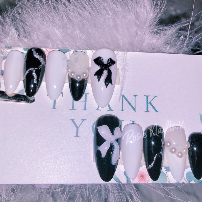 Móng úp màu trắng đen phối ngọc và hoạ tiết nhũ xinh lung linh kèm keo và dũa cho nàng