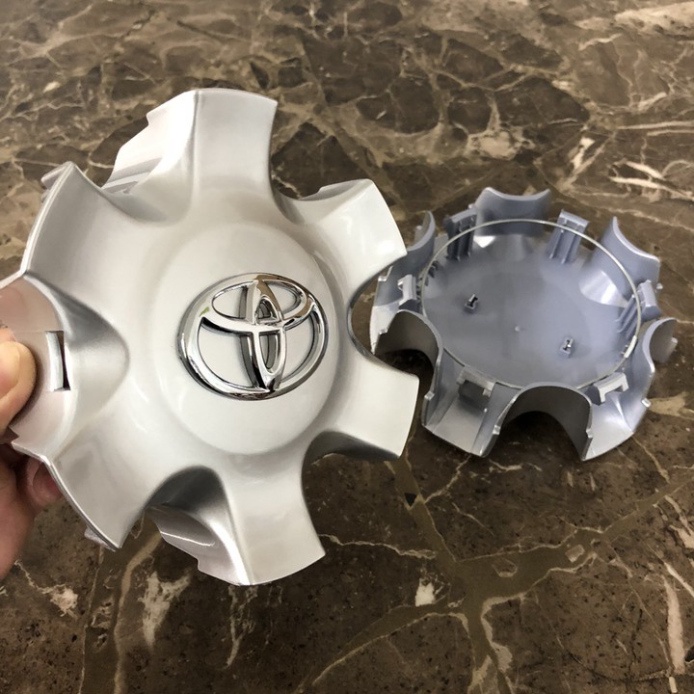 01 Logo chụp mâm, ốp lazang bánh sau xe Toyota Fortuner 2005-2011, chất liệu nhựa ABS, mã TY-088