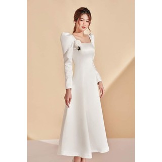 Đầm cưới cổ vuông