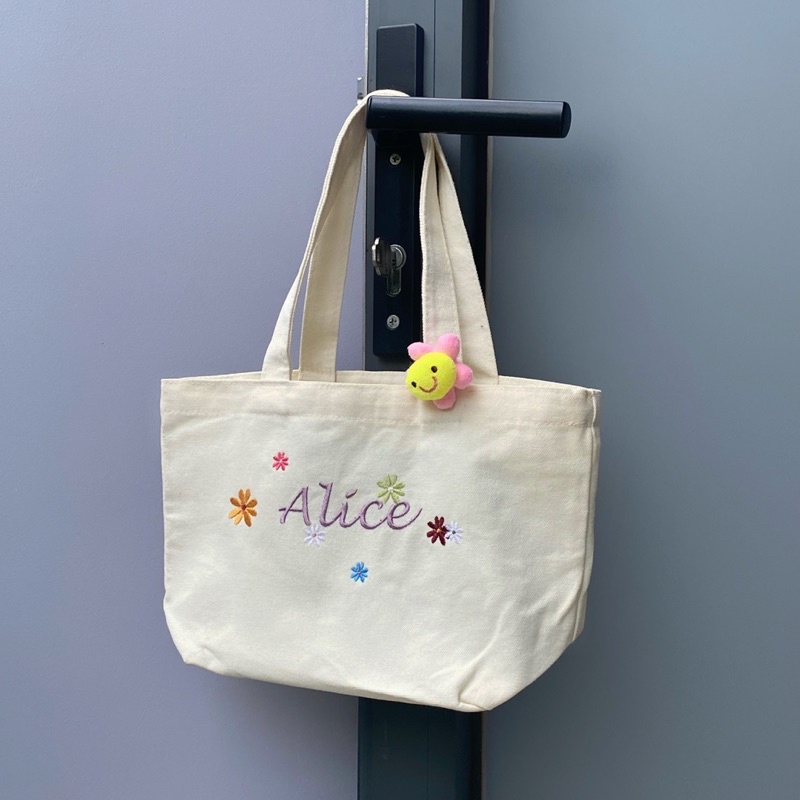 Túi vải đeo vai thêu theo mẫu.