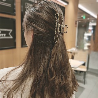 Kẹp gắp tóc kim loại hình da beo.