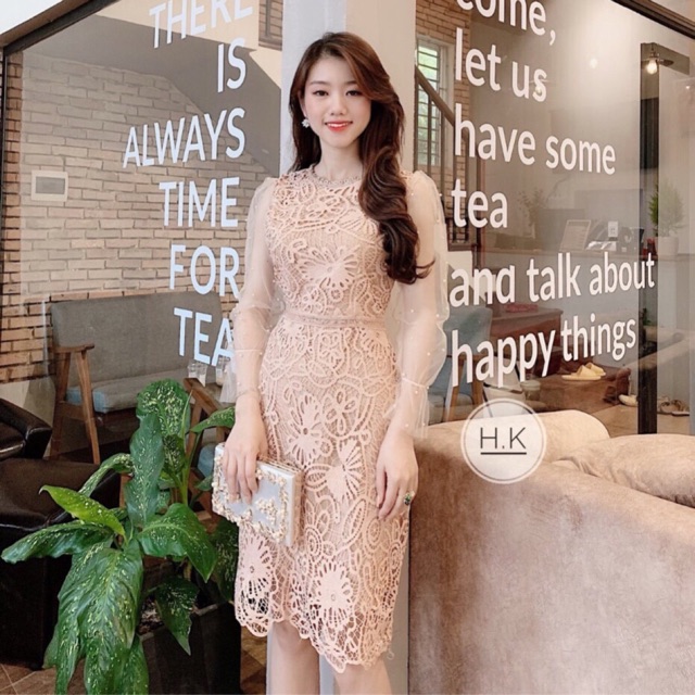 Đầm ren tay đính hạt ngọc