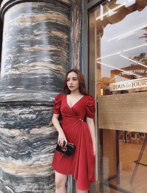 Đầm dự tiệc phi cổ V cài trâm | BigBuy360 - bigbuy360.vn