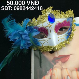Mặt na nửa mặt có bông hoa