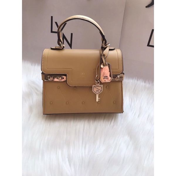 Túi L.Y.N quai cầm ô trám sz21cm
