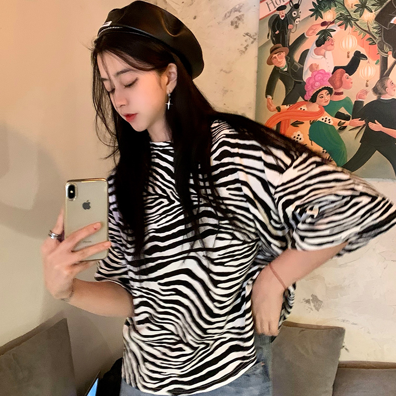 Áo thun nữ SUXI ngắn tay họa tiết ngựa vằn thời trang