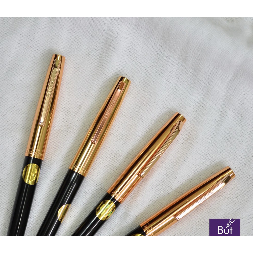 Bút máy Hero 311 ngòi bút nhỏ, giúp mực ít dính vào tay khi viết