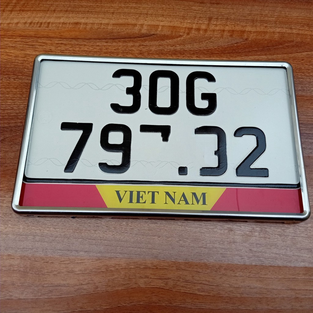 Khung biển số ô tô có logo HYUNDAI ,Khung inox 304 có viền ,mica,ốc ít dùng cho biển số mới 2 chiếc trước sau bằng nhau