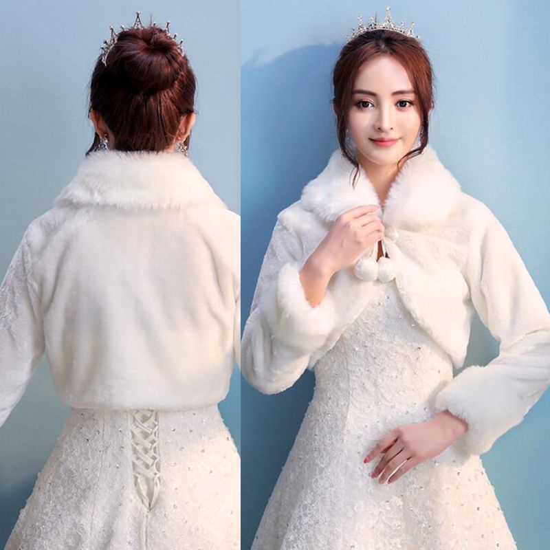 Áo choàng bằng lông dày phối quả banh lông hở phía trước thời trang mùa đông cho cô dâu