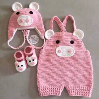 Set nón giày và yếm len heo con thật xinh cho bé