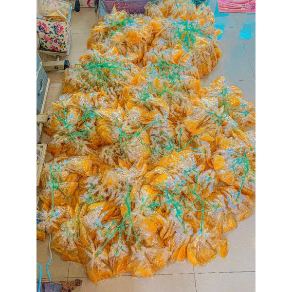 Bánh tráng xâu dầu muối vàng tuổi thơ .