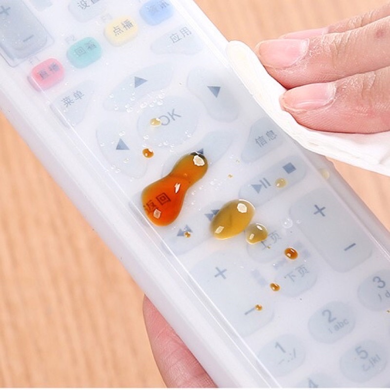 Bọc remote tivi bằng nhựa dẻo ôm sát có khe hở thay pin tiện lợi