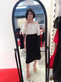 Áo chấm bi nhún vai