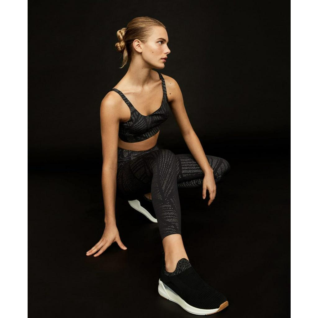 Nguyên cây đồ tập gồm bra và quần legging của 0ysho dành cho Nữ. Sản phẩm Oysho thì lúc nào cũng chất.