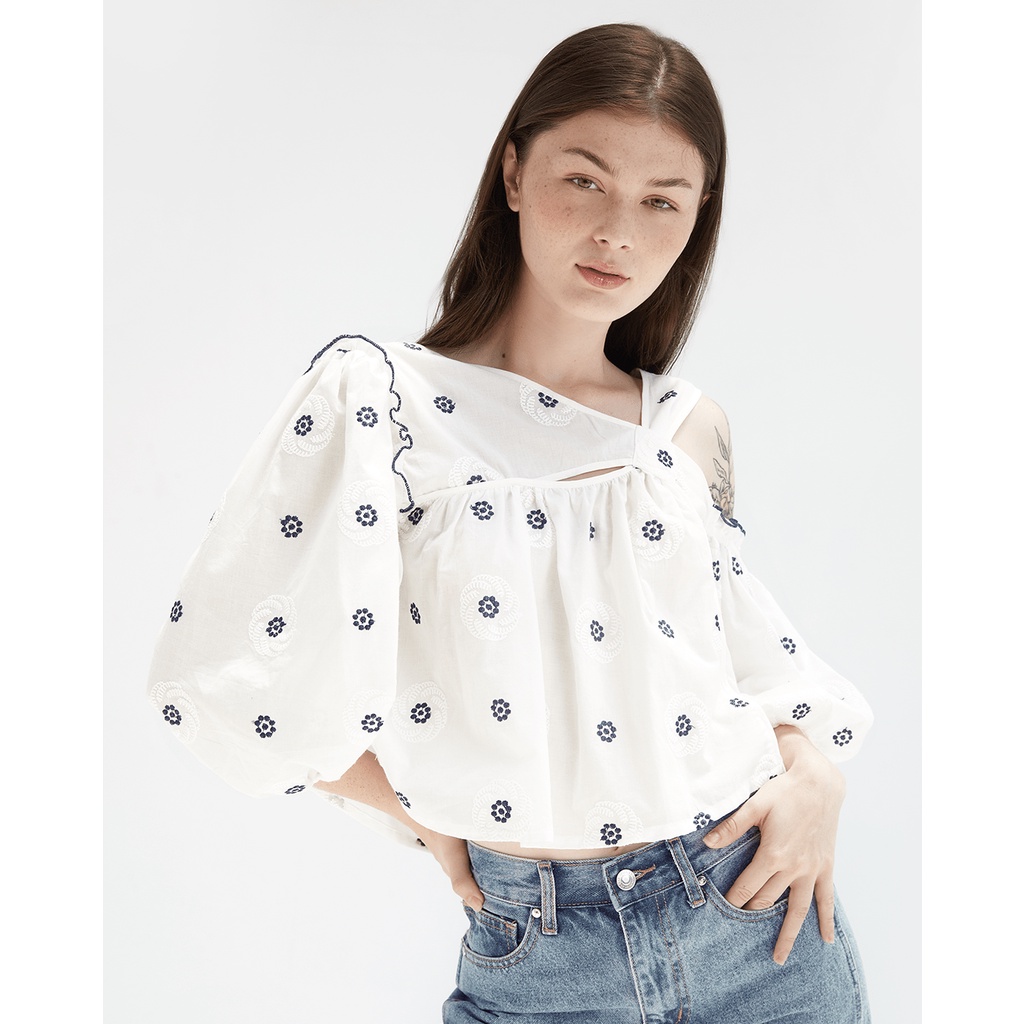 TheBlueTshirt - Áo Kiểu Nữ Tay Phồng Đan Vai Hoạ Tiết Hoa Nhí Màu Xanh - Freya Top - Blue Daisy