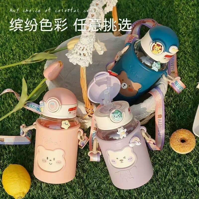 Bình nước kèm dây đeo gấu 620ml gấu siêu cute kèm sticker siêu xinh luôn