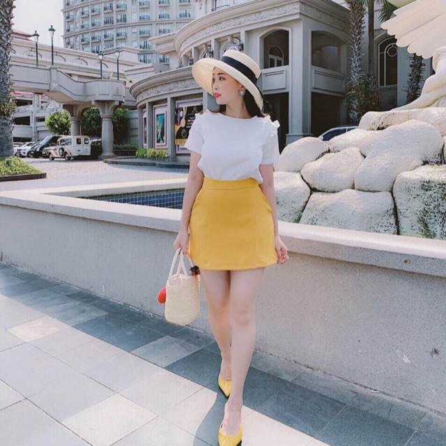 Set áo voan bèo và chân váy bút chì màu vàng sang chảnh