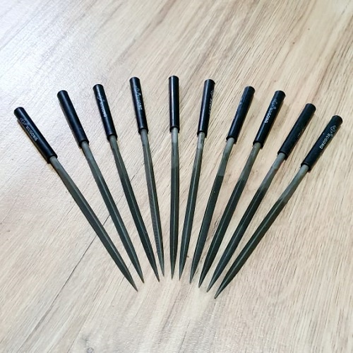 Một Cây Dũa Kim Loại Đầu Tam Giác Nhọn Kích Thước 5mm x 180mm