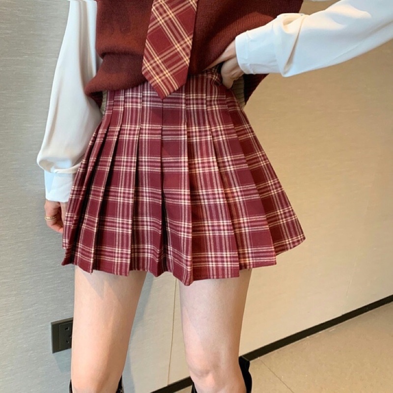 Áo gile len + chân váy kẻ + sơ mi siêu xinh