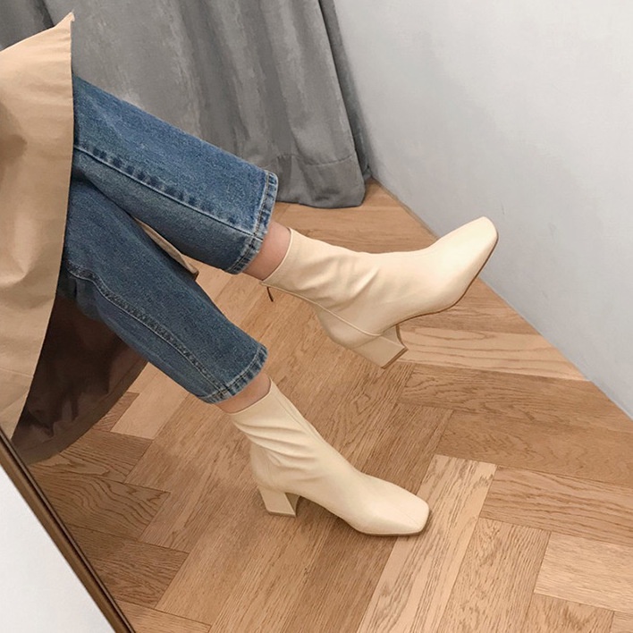 Đôi bốt gót vuông thời trang sành điệu cho nữ