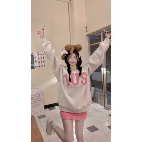 Áo sweater xám thêu chữ hồng siêu xinh