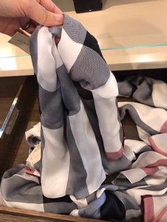 Khăn burberry