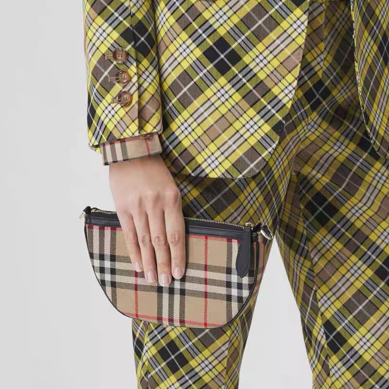 Túi kẹp nách Burberry