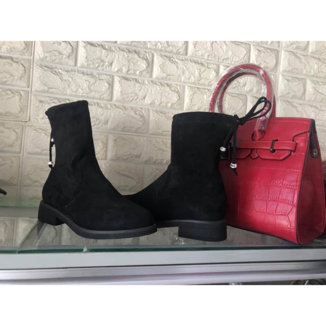 Bốt sz 35,chất nhung da lộn cực xinh nhé,hàng fullbox hộp đầy đủ,hàng đẹp,chất rất mềm nhé,khách nào thichd mẫu này kh ạ